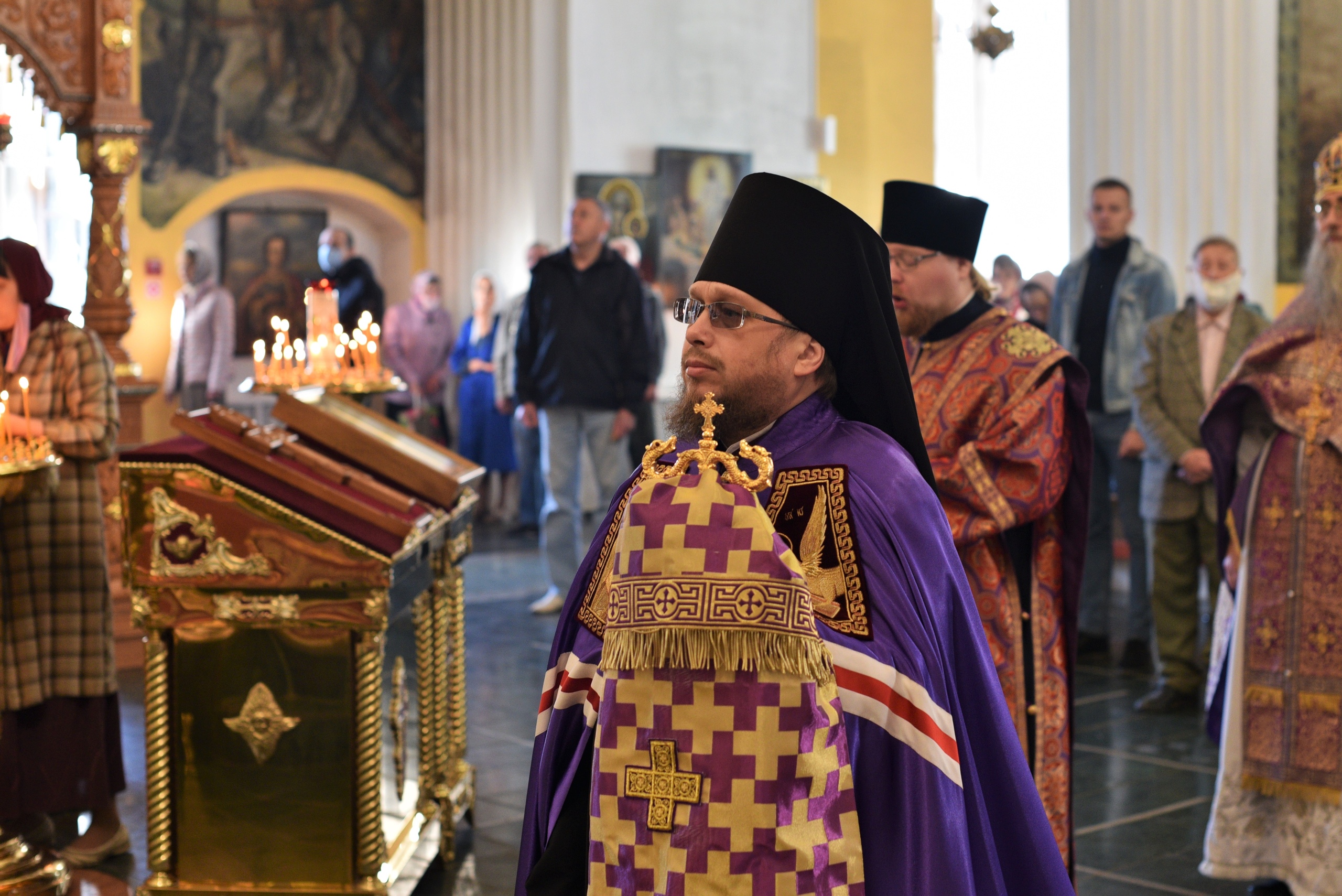 Читать евангелия храм на воробьевых горах. Чтение Евангелия на каждый день храм Троицы Москва. Храм Евангелие Подстепки Тольятти. Знамена евангельских церквей фото.