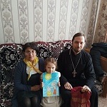Священник вручил подарки участникам выставки детского творчества «Крещенские морозы»