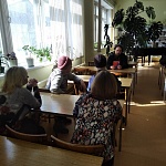В Котельничской городской библиотеке состоялась встреча священника с читателями