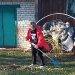Юные добровольцы приняли участие в уборке территории Успенского кафедрального собора