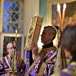 В Успенском кафедральном соборе совершили торжественное всенощное бдение с чином Воздвижения Креста Господня