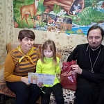 Священник вручил подарки участникам выставки детского творчества «Крещенские морозы»