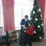В Лузе по итогам акции «Рождество в каждый дом» собрали 80 сладких подарков для детей