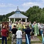 Литургию в день памяти преподобного Леонида Устьнедумского в храме д. Озера впервые возглавили два архиерея 