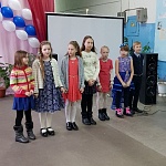 Воспитанники воскресной школы Введенского храма д. Озера Лузского района поздравили женщин с  Днем матери