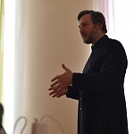 Диакон Илья Кокин презентовал участникам Свято-Матфеевских чтений разработанные им пособия для воскресных школ