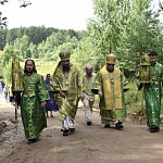 Литургию в день памяти преподобного Леонида Устьнедумского в храме д. Озера впервые возглавили два архиерея 