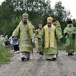 Литургию в день памяти преподобного Леонида Устьнедумского в храме д. Озера впервые возглавили два архиерея 