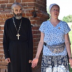 Епископ Паисий встретился с волонтерами международного стройотряда в селе Ныр