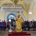 Глава епархии совершил Литургию в Никольском соборе г. Котельнича и освятил приходской социальный склад