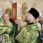 Литургию в день памяти преподобного Леонида Устьнедумского в храме д. Озера впервые возглавили два архиерея 