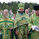 Литургию в день памяти преподобного Леонида Устьнедумского в храме д. Озера впервые возглавили два архиерея 