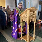 Перед святыми мощами преподобного Матфея Яранского состоялось молебное пение с акафистом 
